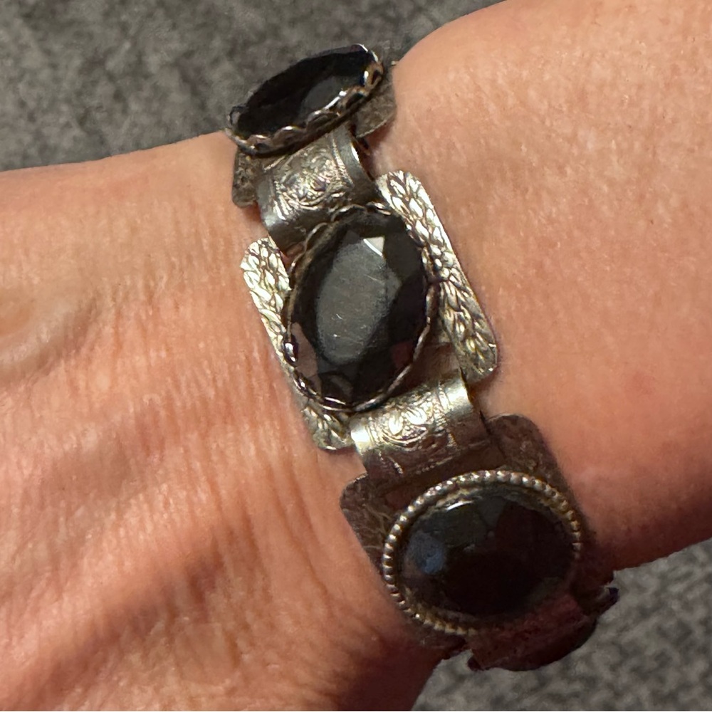 Vintage Silver Tone Bracelet w/ Black Faceted Stones – Engraved Links